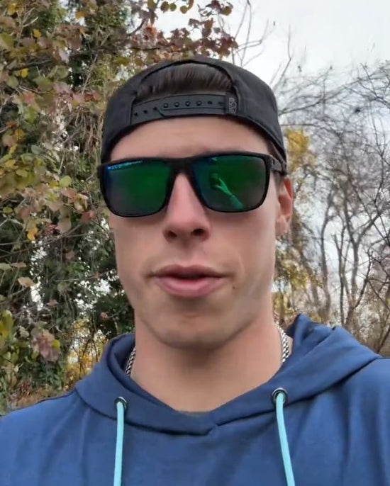 Review by Daniel Harris.  Chicago